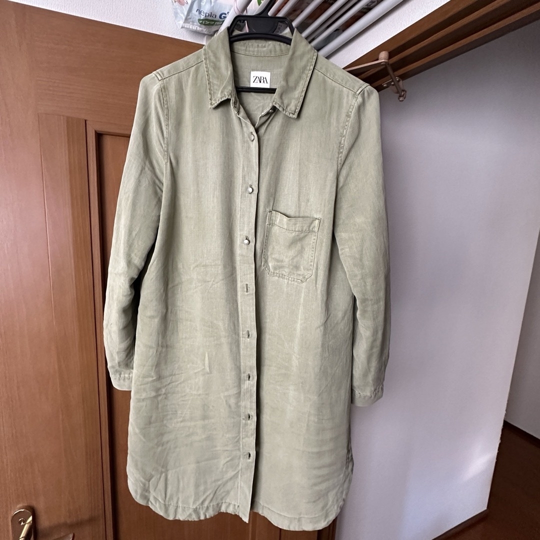 ZARA(ザラ)のZARA 無地長袖 ロング　デニムシャツ　薄緑 レディースのトップス(シャツ/ブラウス(長袖/七分))の商品写真