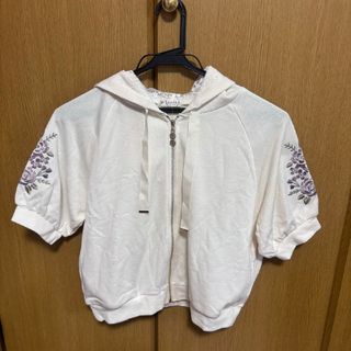 アクシーズファム(axes femme)のお値下げしました。袖刺繍半袖ショートパーカー。タグ付き未使用。(カットソー(半袖/袖なし))