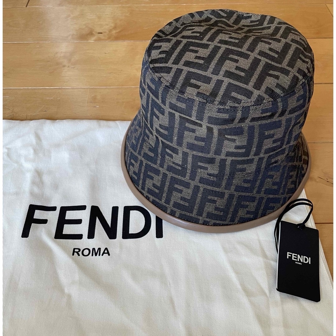 FENDI(フェンディ)の新品！ FENDI  フェンディ ズッカ バケットハット 帽子 M ブラウン メンズの帽子(ハット)の商品写真