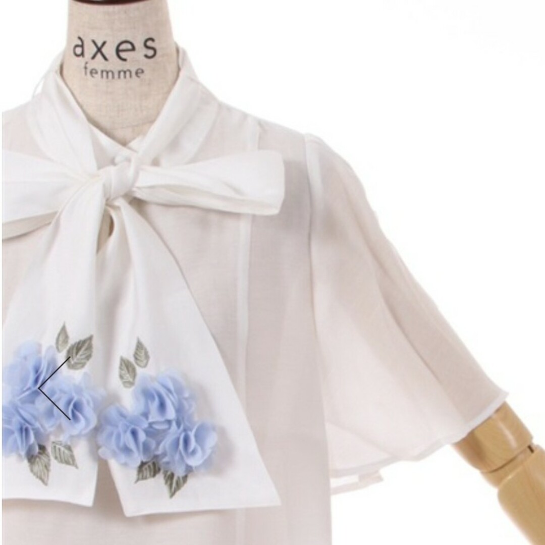 axes femme(アクシーズファム)のタグ付き！axes femme 紫陽花装飾リボンブラウスPO レディースのトップス(シャツ/ブラウス(半袖/袖なし))の商品写真