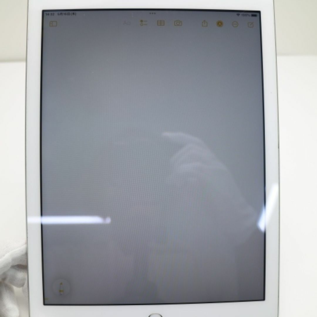 Apple(アップル)の良品中古 SIMフリー iPad 第5世代 128GB シルバー  M888 スマホ/家電/カメラのPC/タブレット(タブレット)の商品写真