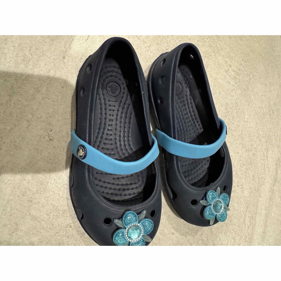 crocs(クロックス)のクロックス　サンダル　C8  ネイビー×ブルー キッズ/ベビー/マタニティのキッズ靴/シューズ(15cm~)(サンダル)の商品写真