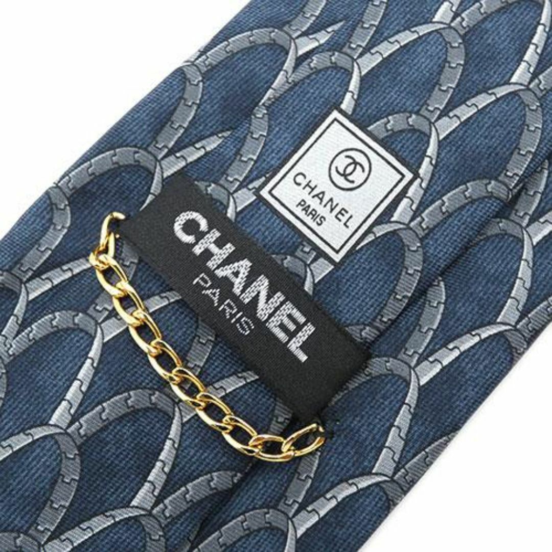 CHANEL(シャネル)のほぼ未使用 極美品 シャネル ネクタイ CHANEL シルク ワイドタイ プリント ネイビーxグレー メンズ OJ10282 メンズのファッション小物(ネクタイ)の商品写真