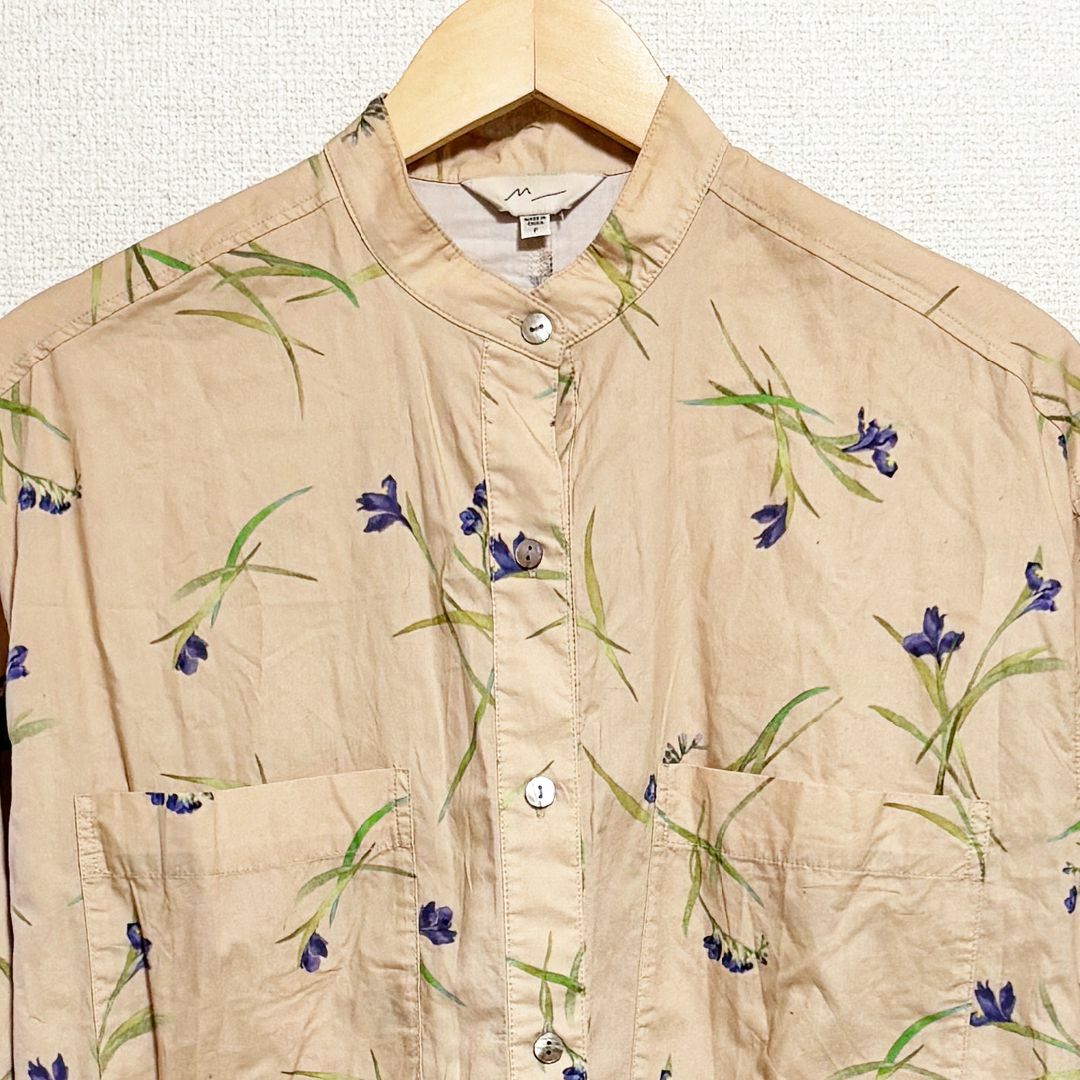 moussy(マウジー)のM_ エムアンダーバー ブラウス 長袖 ベージュ 花柄 バンドカラー シャツ レディースのトップス(シャツ/ブラウス(長袖/七分))の商品写真