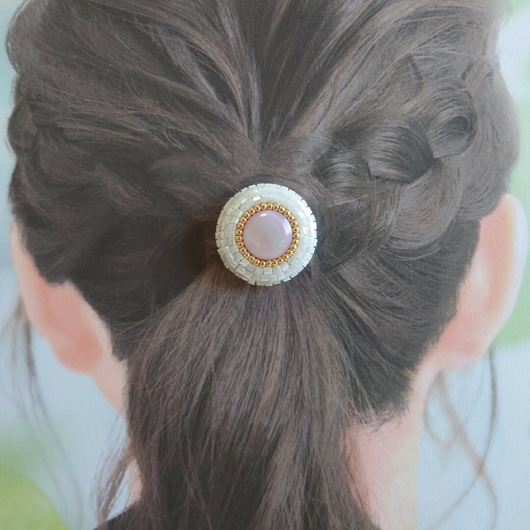 ヘアゴム　ビーズ刺繍　くるみボタン　ホワイト ハンドメイドのアクセサリー(ヘアアクセサリー)の商品写真