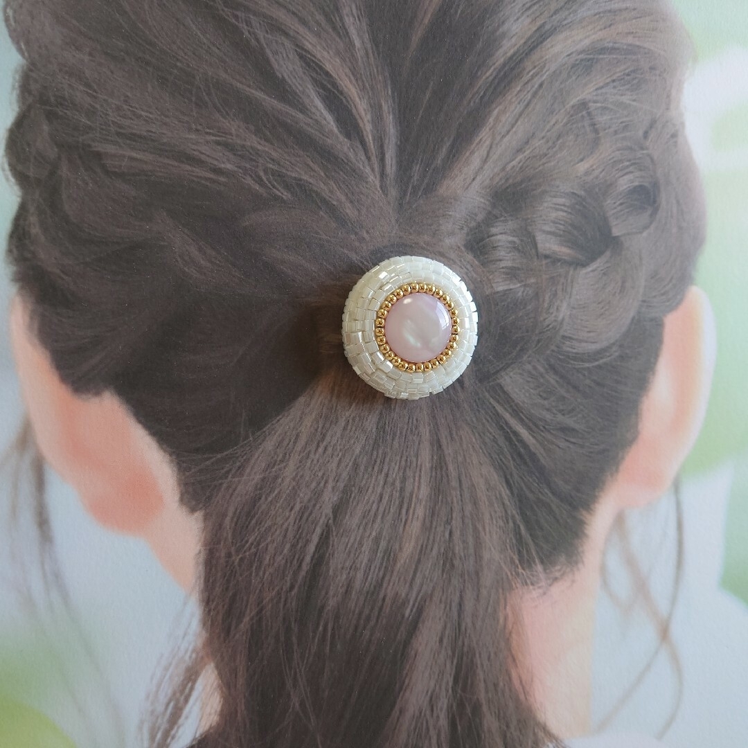 ヘアゴム　ビーズ刺繍　くるみボタン　ホワイト ハンドメイドのアクセサリー(ヘアアクセサリー)の商品写真