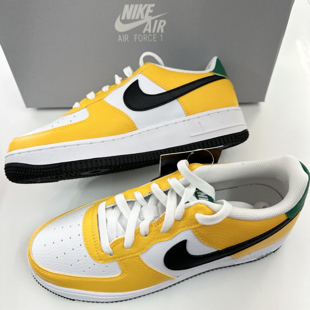 NIKE(ナイキ)のナイキ　AIR FORCE1 GS エアフォース1 2024モデル　24.5cm レディースの靴/シューズ(スニーカー)の商品写真