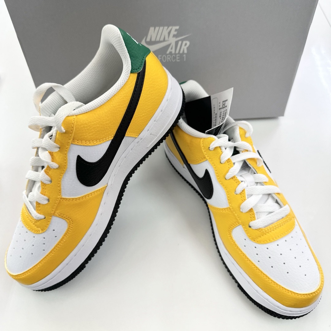 NIKE(ナイキ)のナイキ　AIR FORCE1 GS エアフォース1 2024モデル　24.5cm レディースの靴/シューズ(スニーカー)の商品写真