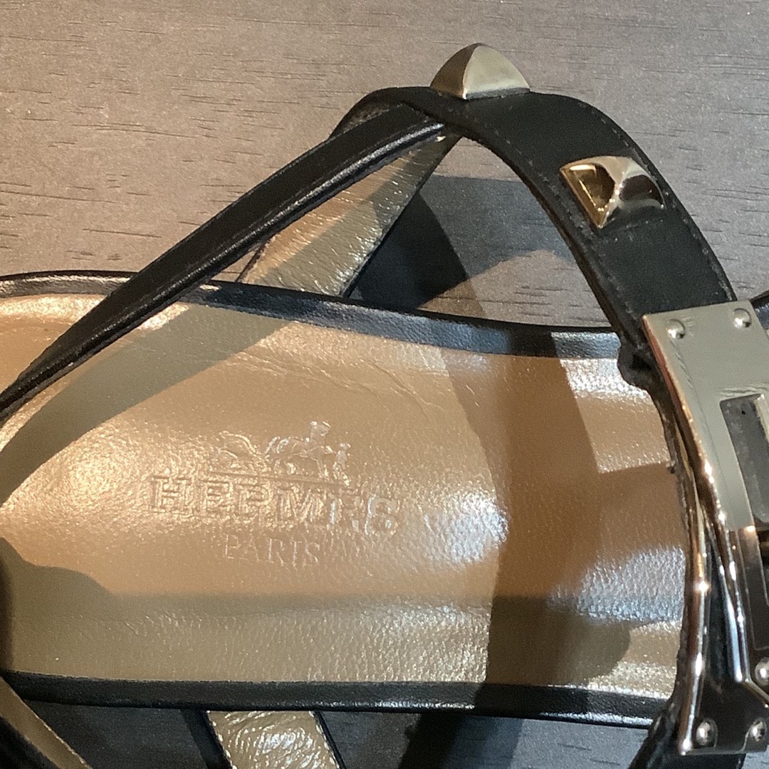 Hermes(エルメス)のエルメス HERMES ケリー金具 スタッズ トング サンダル ブラック35.5 レディースの靴/シューズ(サンダル)の商品写真