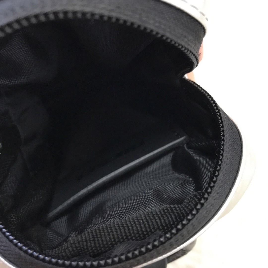 HYSTERIC GLAMOUR(ヒステリックグラマー)のディーゼル　シガレットケース　ネックポーチ　ロゴ　ショルダーポーチ　シルバー メンズのファッション小物(タバコグッズ)の商品写真