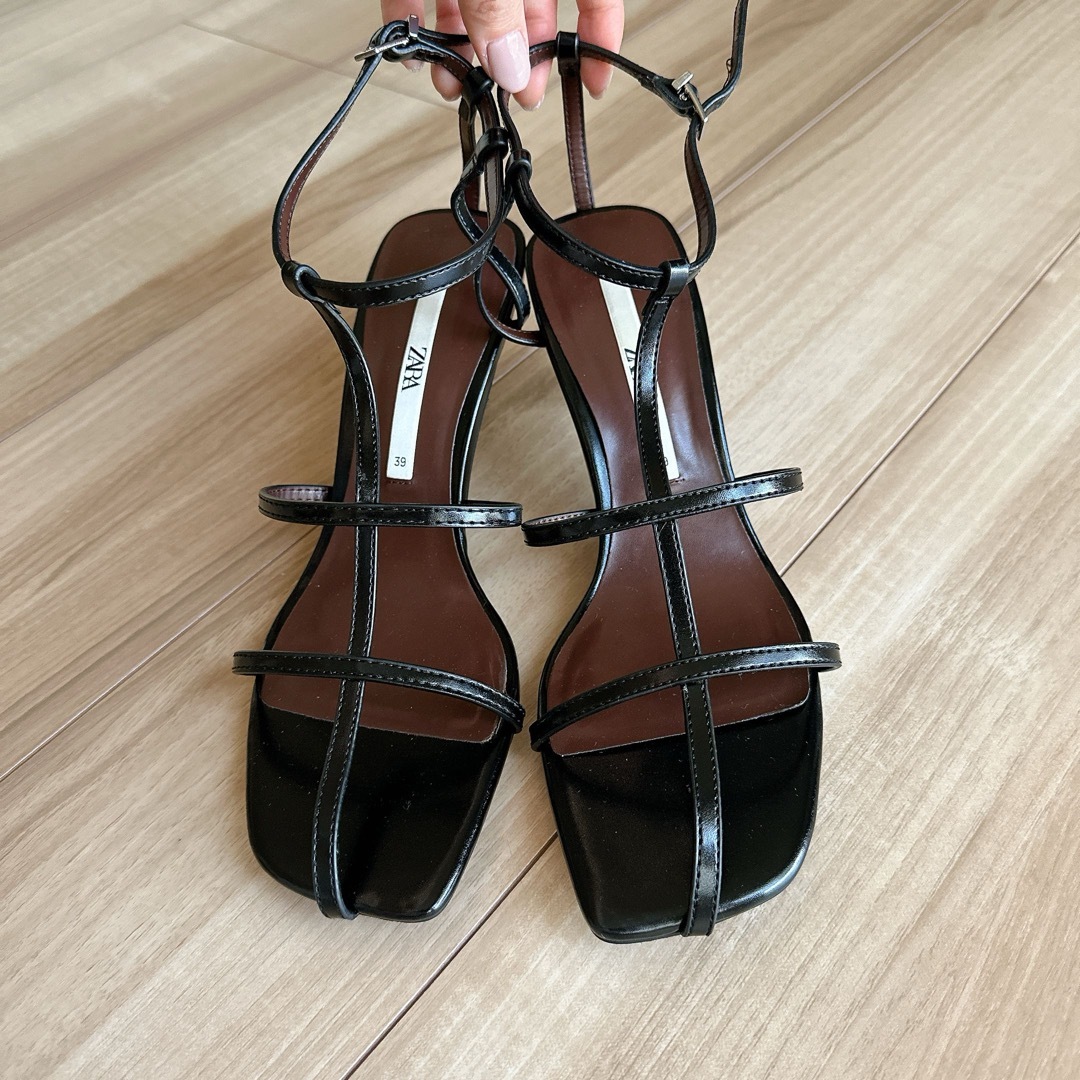 ZARA(ザラ)のZARA  ストラップ　サンダル　ブラック レディースの靴/シューズ(サンダル)の商品写真