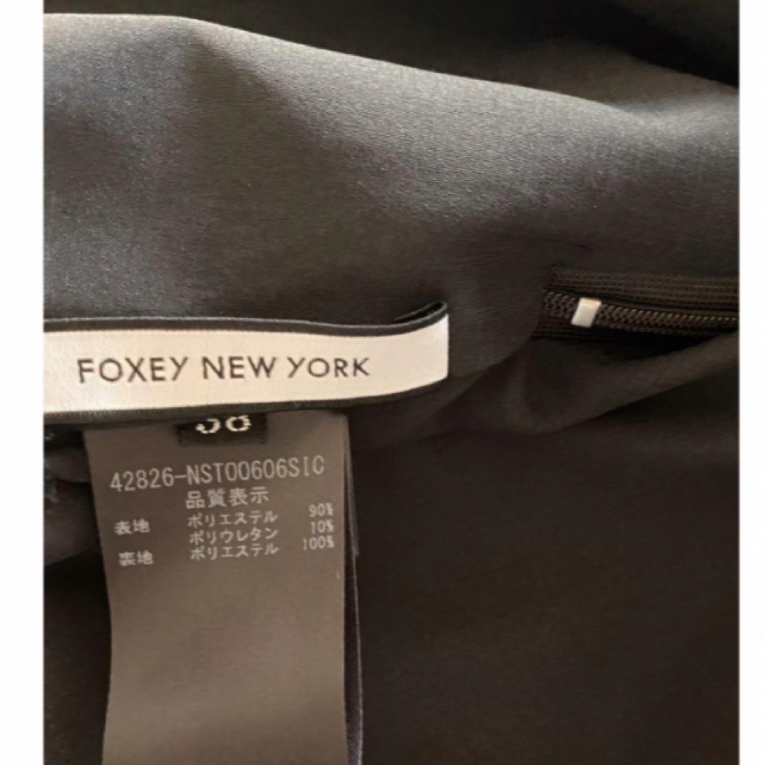 FOXEY(フォクシー)のフォクシー　襟にロゴ入り　ブラウス　FOXEY  "FREESIA BLOUSE レディースのトップス(シャツ/ブラウス(半袖/袖なし))の商品写真