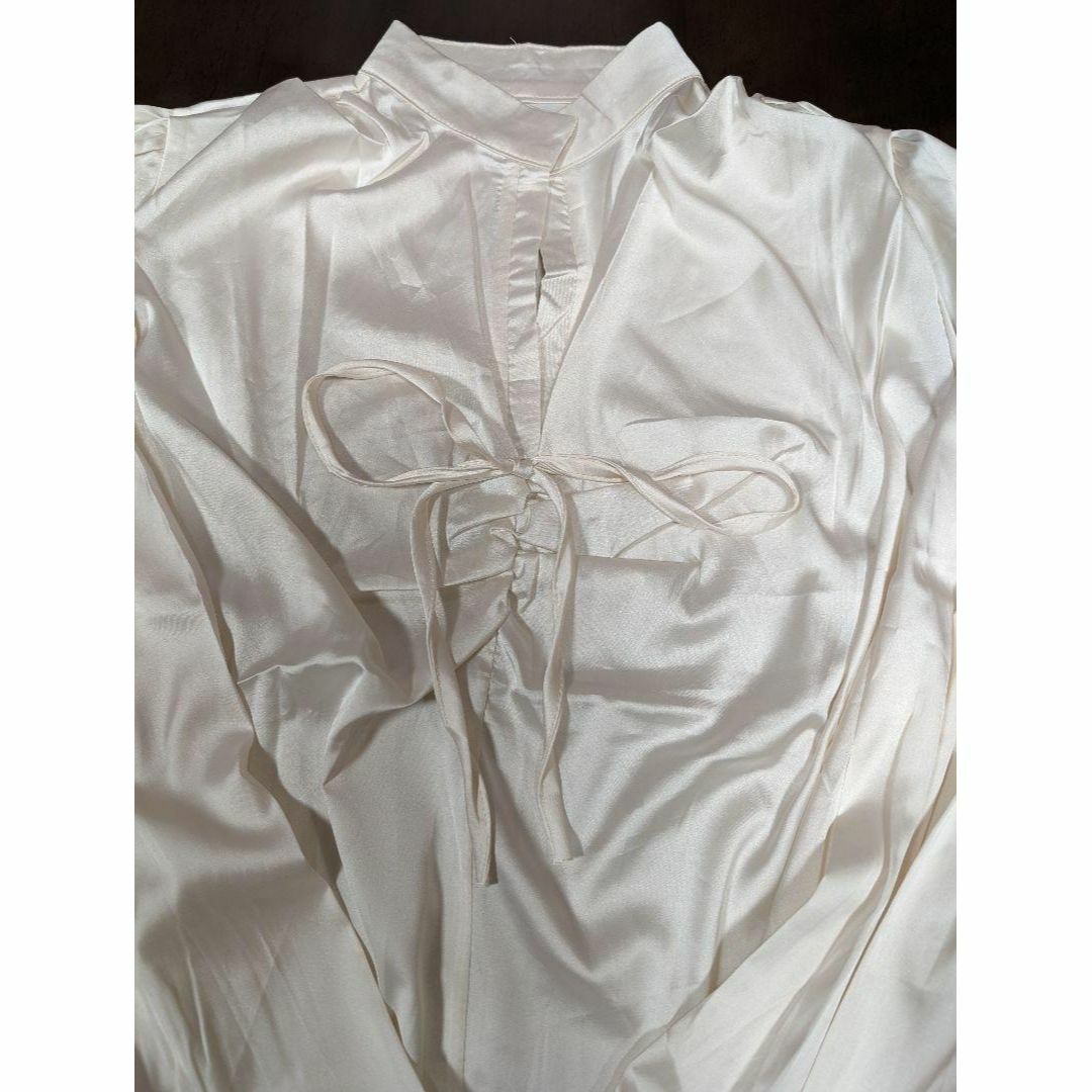 サテン　上品ブラウス　スタンドカラー　オフホワイト　白　Vネック　M レディースのトップス(シャツ/ブラウス(長袖/七分))の商品写真