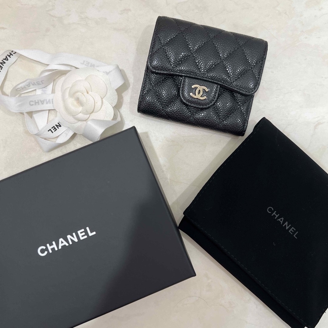 CHANEL(シャネル)の未使用 CHANEL クラシックスモールフラップウォレット 三つ折り財布 レディースのファッション小物(財布)の商品写真