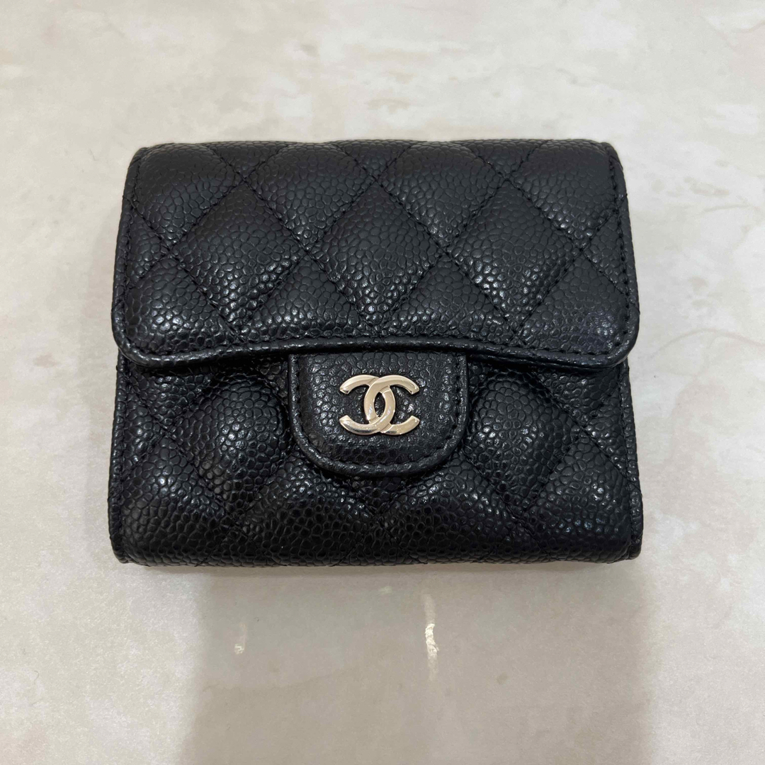 CHANEL(シャネル)の未使用 CHANEL クラシックスモールフラップウォレット 三つ折り財布 レディースのファッション小物(財布)の商品写真