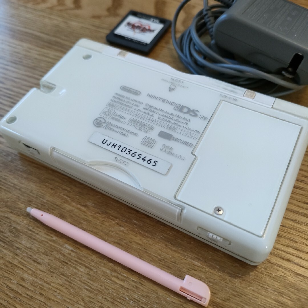 任天堂(ニンテンドウ)のNintendo DS LITE クリスタルホワイト 本体＋キングダムハーツ エンタメ/ホビーのゲームソフト/ゲーム機本体(携帯用ゲーム機本体)の商品写真