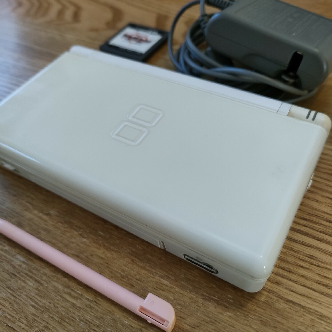 任天堂(ニンテンドウ)のNintendo DS LITE クリスタルホワイト 本体＋キングダムハーツ エンタメ/ホビーのゲームソフト/ゲーム機本体(携帯用ゲーム機本体)の商品写真