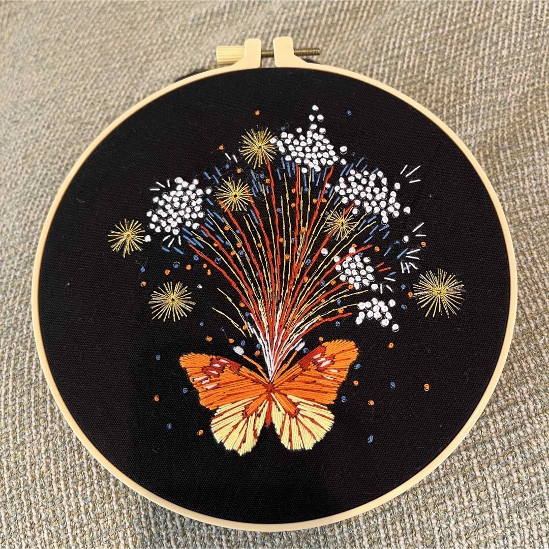 刺繍　フランス刺繍　ハンドメイド　刺繍フレーム　 壁飾り 壁掛け　花火　蝶 ハンドメイドのインテリア/家具(インテリア雑貨)の商品写真