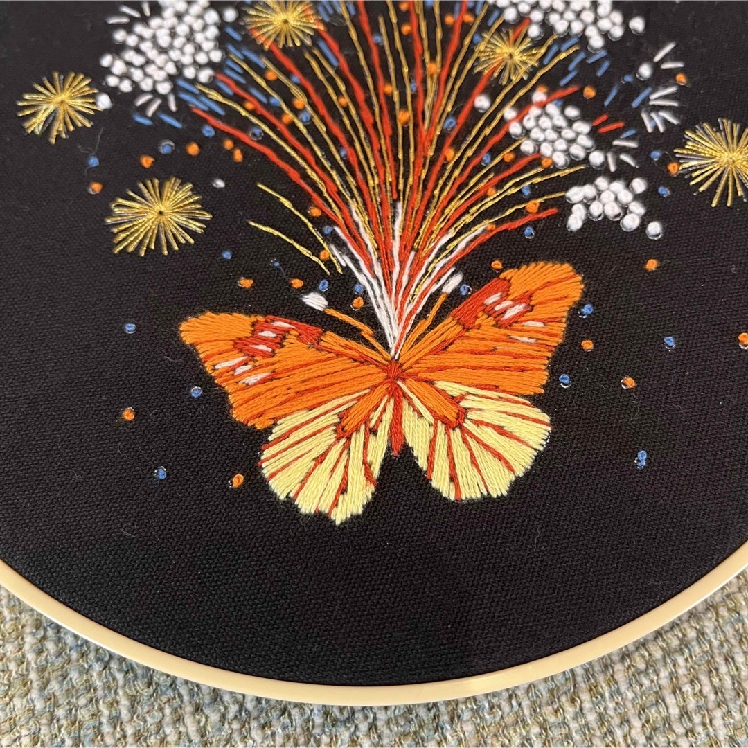 刺繍　フランス刺繍　ハンドメイド　刺繍フレーム　 壁飾り 壁掛け　花火　蝶 ハンドメイドのインテリア/家具(インテリア雑貨)の商品写真