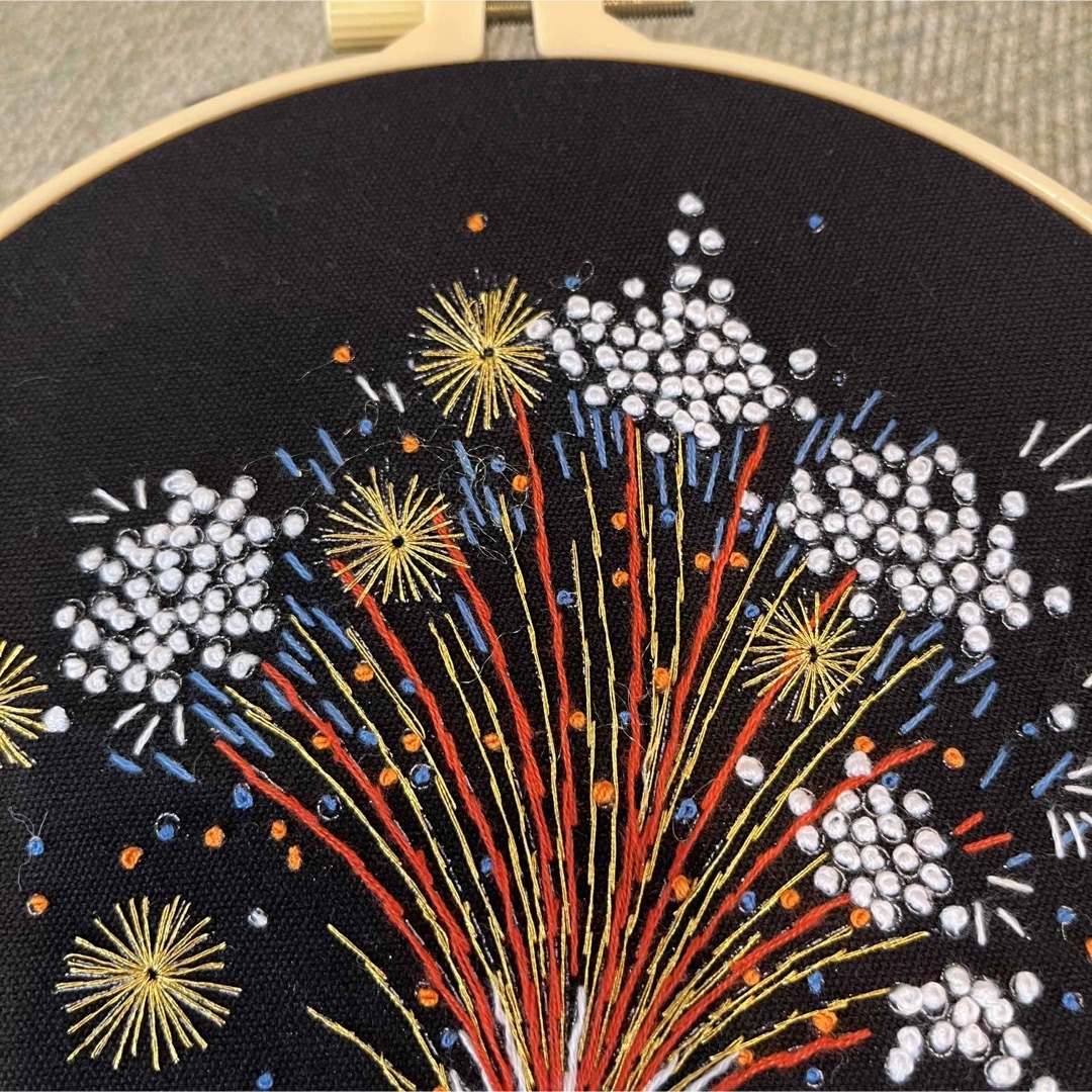 刺繍　フランス刺繍　ハンドメイド　刺繍フレーム　 壁飾り 壁掛け　花火　蝶 ハンドメイドのインテリア/家具(インテリア雑貨)の商品写真