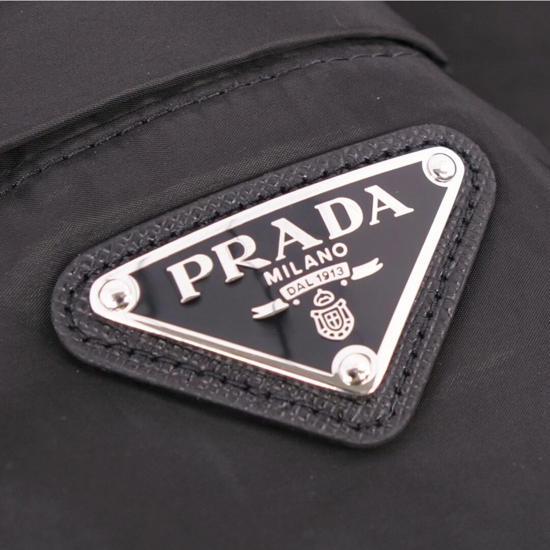 PRADA(プラダ)の美品 プラダ PRADA ジャケット 2022 ブルゾン トライアングル 中綿入り ポリエステル アウター メンズ 44 ブラック メンズのジャケット/アウター(その他)の商品写真