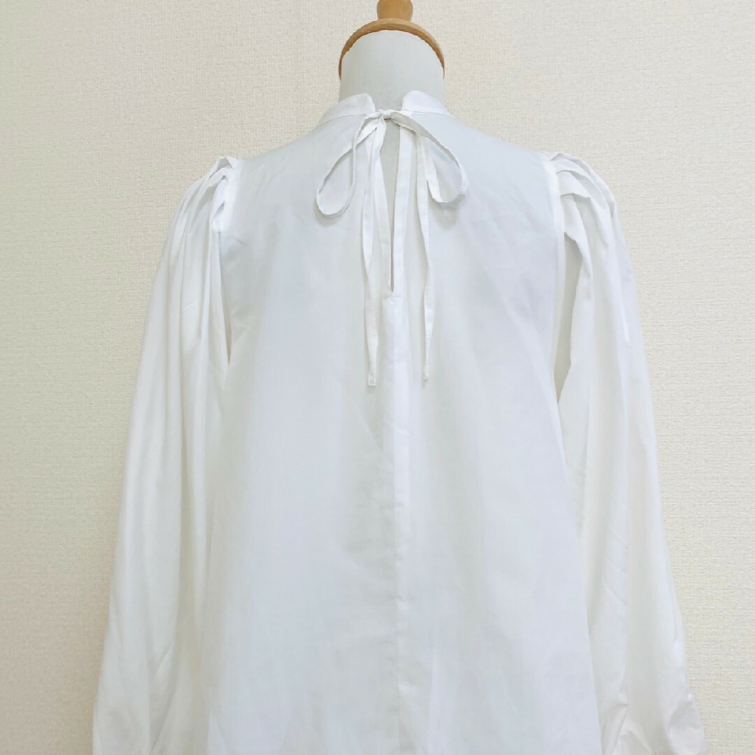 ブラウス　M　ホワイト　リボン　オフィスカジュアル　ポリ100% レディースのトップス(シャツ/ブラウス(長袖/七分))の商品写真