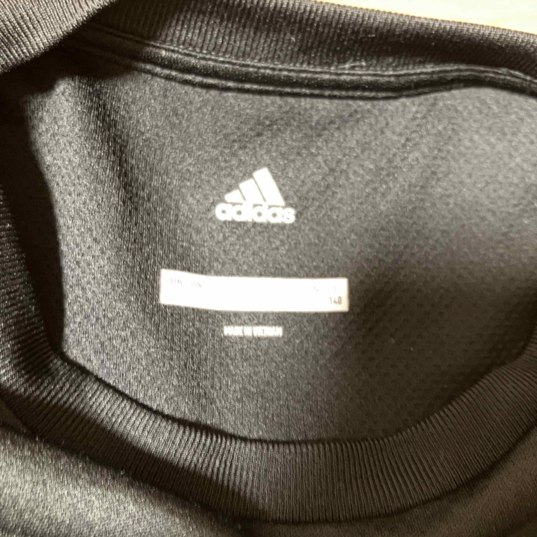 adidas(アディダス)のadidas Tシャツ　140サイズ キッズ/ベビー/マタニティのキッズ服男の子用(90cm~)(Tシャツ/カットソー)の商品写真