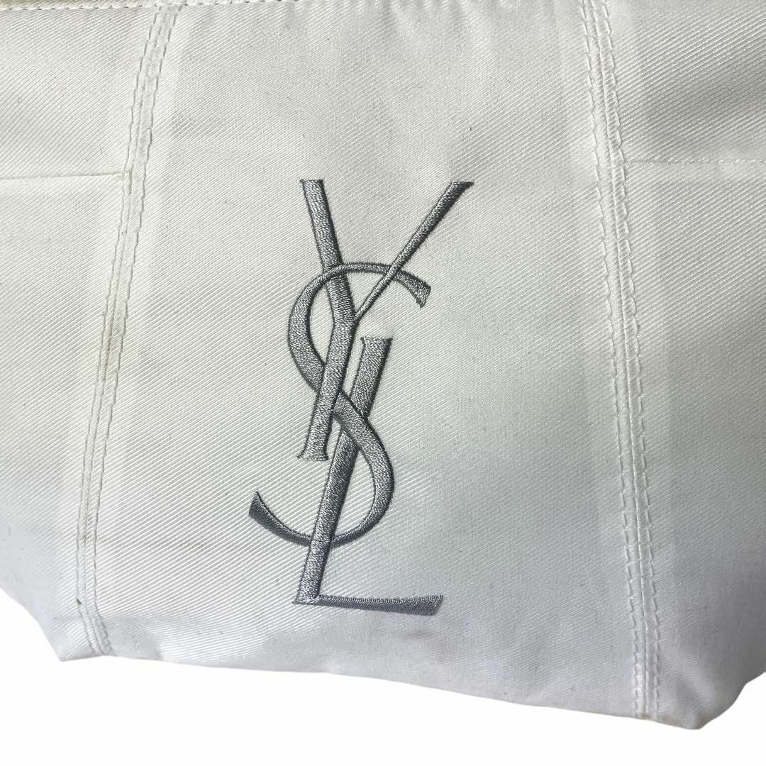 Yves Saint Laurent(イヴサンローラン)のイヴサンローラン　白　立体ロゴ　ポーチ　バニティ レディースのバッグ(ショルダーバッグ)の商品写真