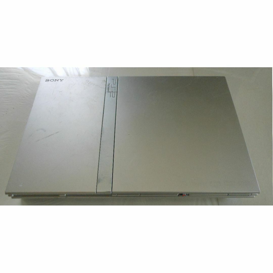 SONY(ソニー)のPlayStation2 SCPH-79000シルバー 動作品 エンタメ/ホビーのゲームソフト/ゲーム機本体(家庭用ゲーム機本体)の商品写真