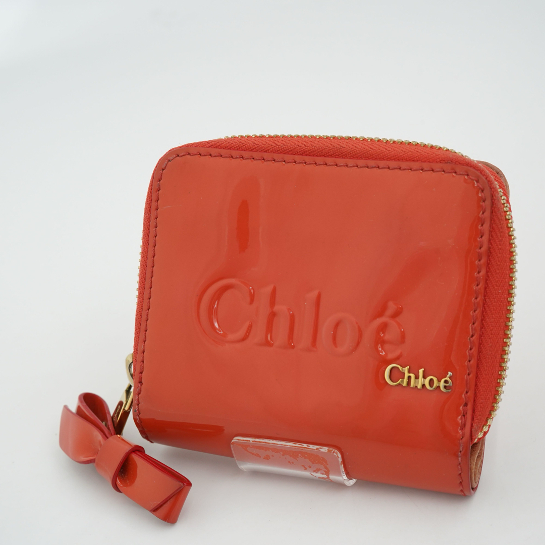 Chloe(クロエ)のChloe   クロエ　ミニ財布　二つ折り　リボン　エナメル　ロゴ金具 レディースのファッション小物(財布)の商品写真