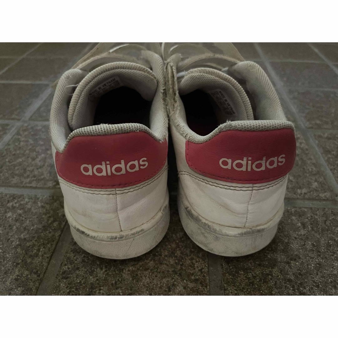 adidas(アディダス)のadidas スニーカー 21.5 キッズ/ベビー/マタニティのキッズ靴/シューズ(15cm~)(スニーカー)の商品写真