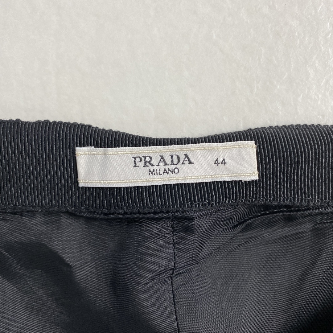 PRADA(プラダ)のプラダ　スカート　44サイズ　正規品　絹100％　黒　スリット レディースのスカート(ひざ丈スカート)の商品写真