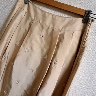 ギャラリービスコンティ(GALLERY VISCONTI)の定価19435円美品　ギャラリービスコンティ　きれいめフラワースカート2 M掲載(ひざ丈スカート)