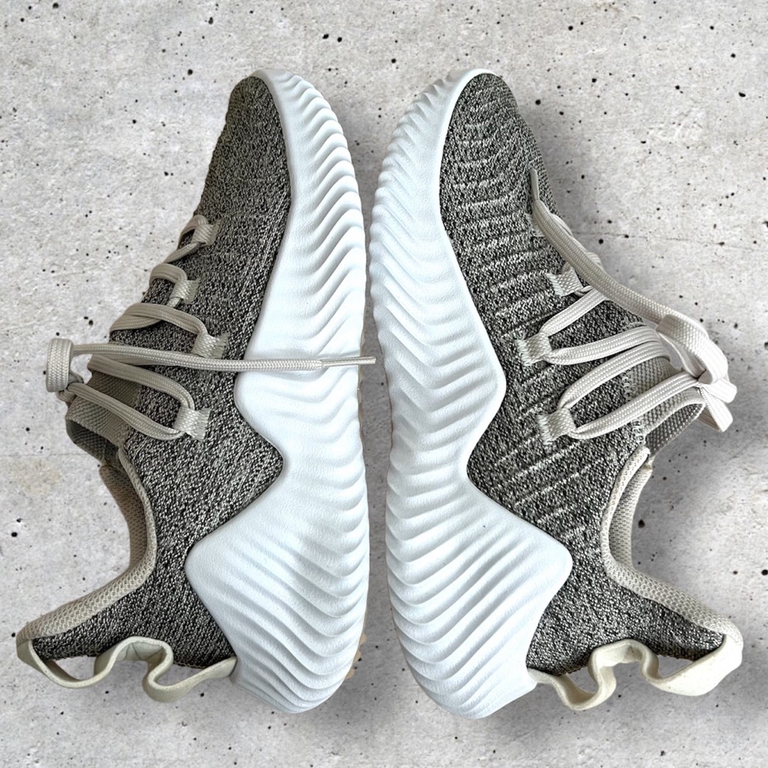 adidas(アディダス)の新品☆アディダススニーカーAlphaBOUNCE トレーニングシューズ23cm メンズの靴/シューズ(スニーカー)の商品写真