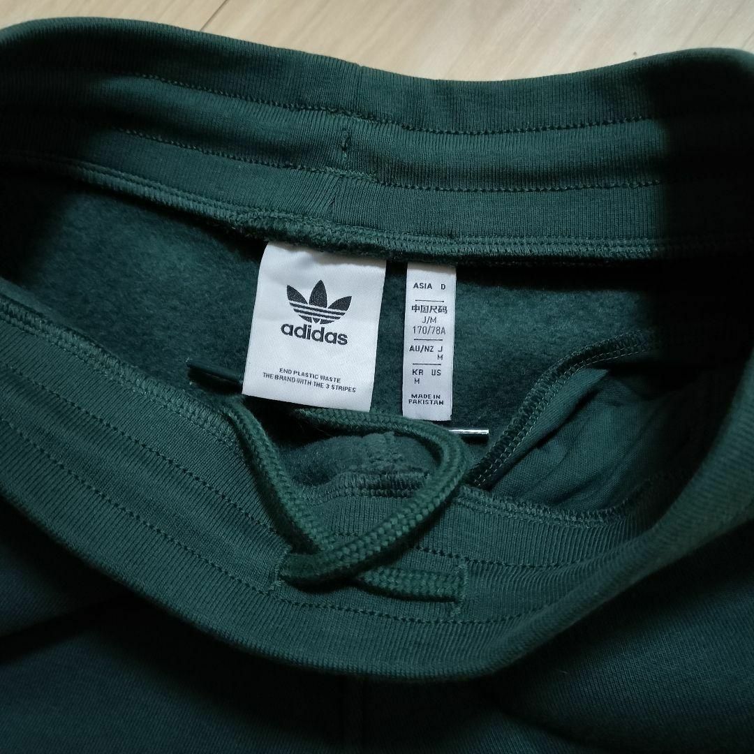 Originals（adidas）(オリジナルス)のadidas 濃緑 エッセンシャルズ スウェットパンツ ジャージ 男性M 裏起毛 メンズのパンツ(その他)の商品写真