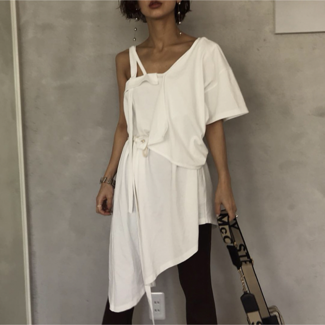 Ameri VINTAGE(アメリヴィンテージ)のameri vintage   ASYMMETRIC STRAP TOP レディースのトップス(Tシャツ(半袖/袖なし))の商品写真