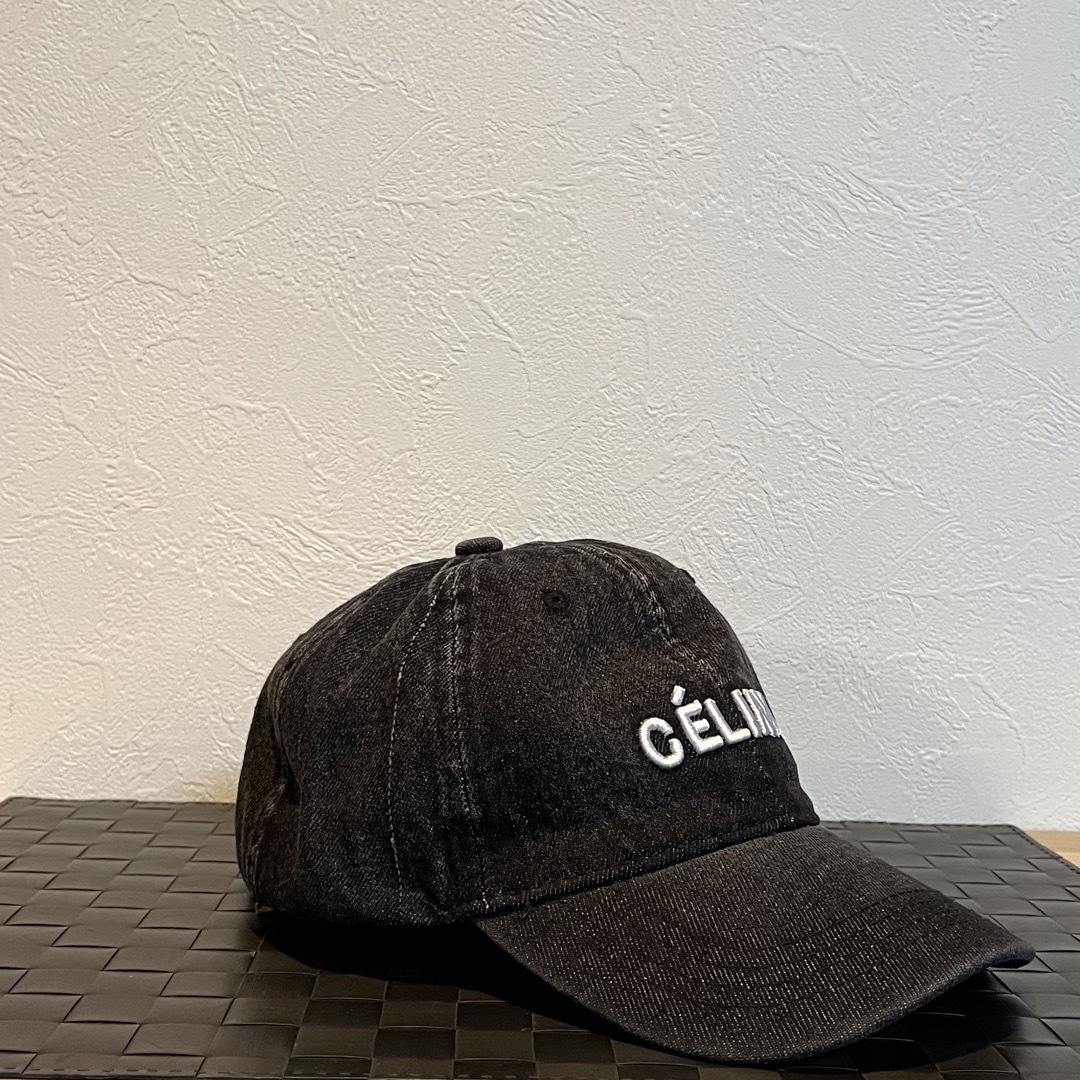 celine(セリーヌ)の【新品✨️未使用】CELINE ベースボール キャップ   海外並行輸入品 レディースの帽子(キャップ)の商品写真
