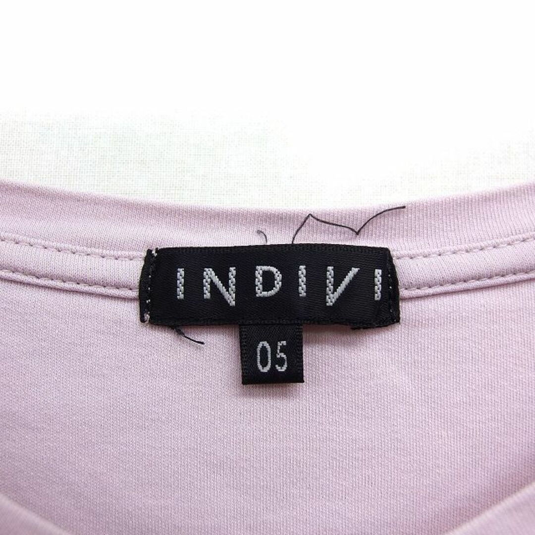 INDIVI(インディヴィ)のインディヴィ INDIVI Vネック Tシャツ カットソー 半袖 英字プリント レディースのトップス(カットソー(半袖/袖なし))の商品写真