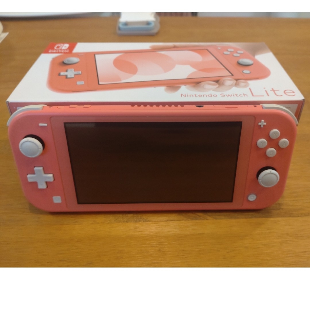 Nintendo Switch(ニンテンドースイッチ)のNINTENDO SWITCH LITE コーラル エンタメ/ホビーのゲームソフト/ゲーム機本体(家庭用ゲーム機本体)の商品写真