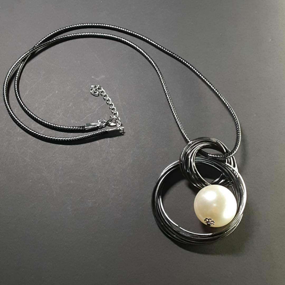 ネックレス 白真珠の玉 ロング 新円模擬 黒チェーン #C339-1 レディースのアクセサリー(ネックレス)の商品写真