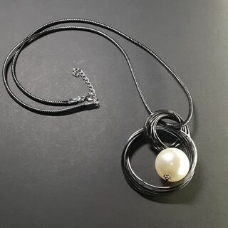 ネックレス 白真珠の玉 ロング 新円模擬 黒チェーン #C339-1(ネックレス)