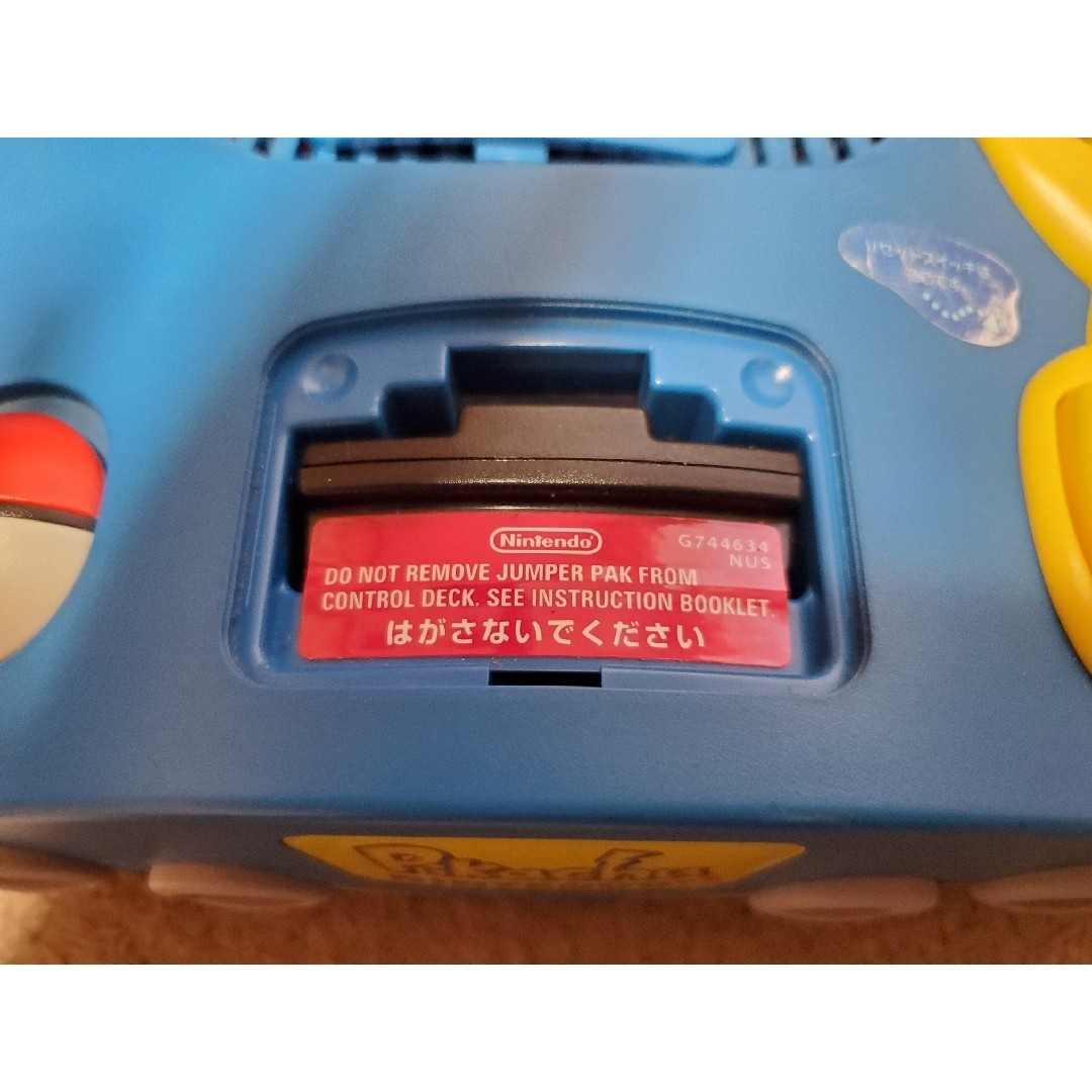 NINTENDO 64(ニンテンドウ64)のニンテンドー64　本体　ピカチュウバージョン　ブルー&イエロー エンタメ/ホビーのゲームソフト/ゲーム機本体(家庭用ゲーム機本体)の商品写真