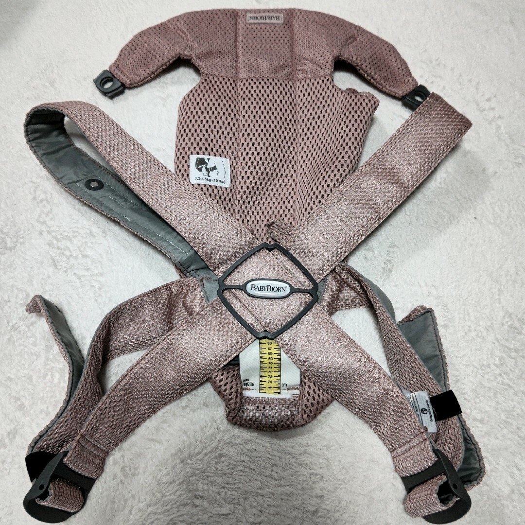 BABYBJORN(ベビービョルン)のベビービョルン ベビーキャリア オリジナル ブラックピンストライプ  ピンク色 キッズ/ベビー/マタニティの外出/移動用品(抱っこひも/おんぶひも)の商品写真