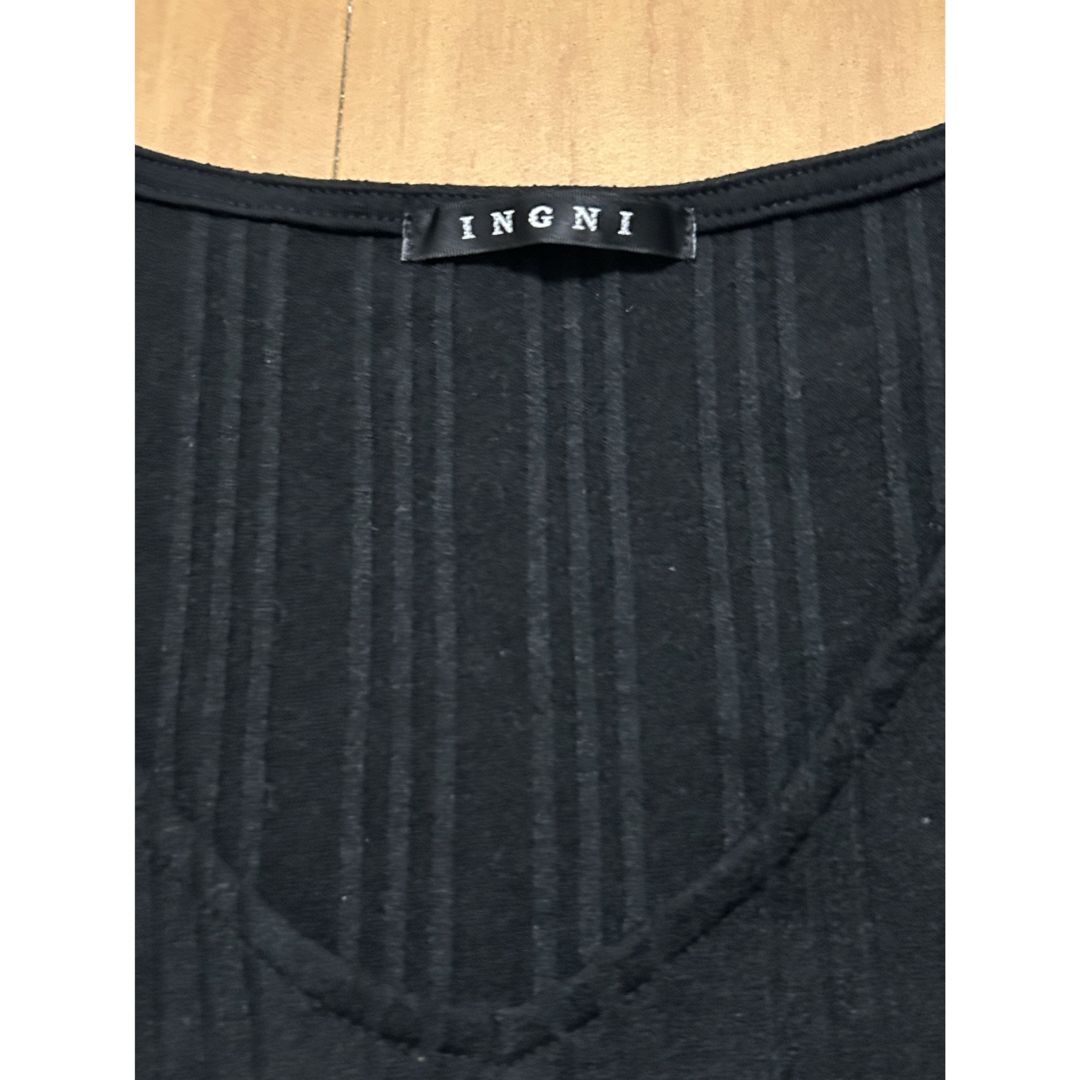 INGNI(イング)の【美品】　INGNI イング　ブイカットロンT ブラック　Mサイズ レディースのトップス(Tシャツ(長袖/七分))の商品写真
