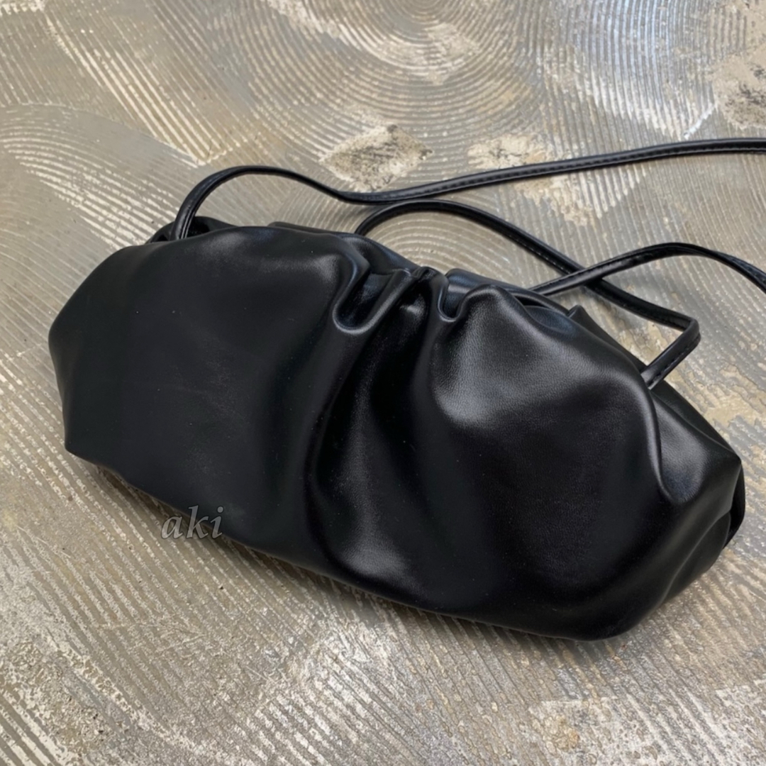 ガマグチ ギャザー ショルダーバッグ ブラック 黒 2way クラッチ バッグ レディースのバッグ(ショルダーバッグ)の商品写真