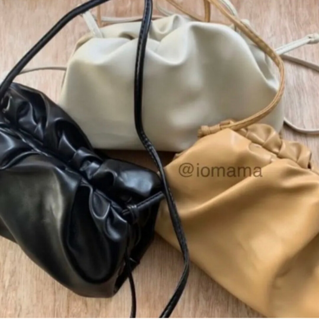 ガマグチギャザー ショルダーバッグ／ブラック ベージュ 美品 安い レザーバッグ レディースのバッグ(ショルダーバッグ)の商品写真