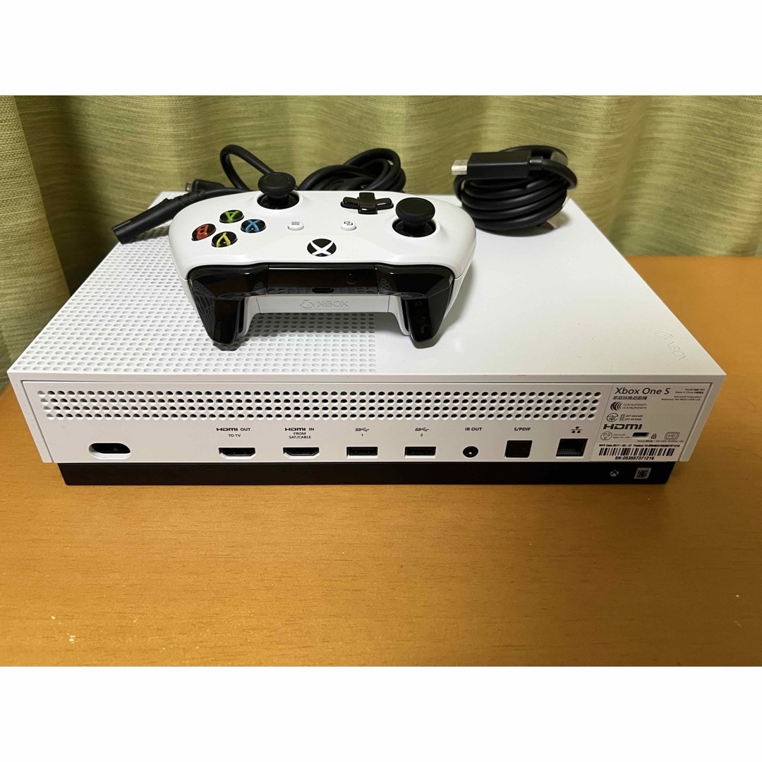 Microsoft(マイクロソフト)の[中古美品]Xbox One S 1TB PUBG同梱 エンタメ/ホビーのゲームソフト/ゲーム機本体(家庭用ゲーム機本体)の商品写真