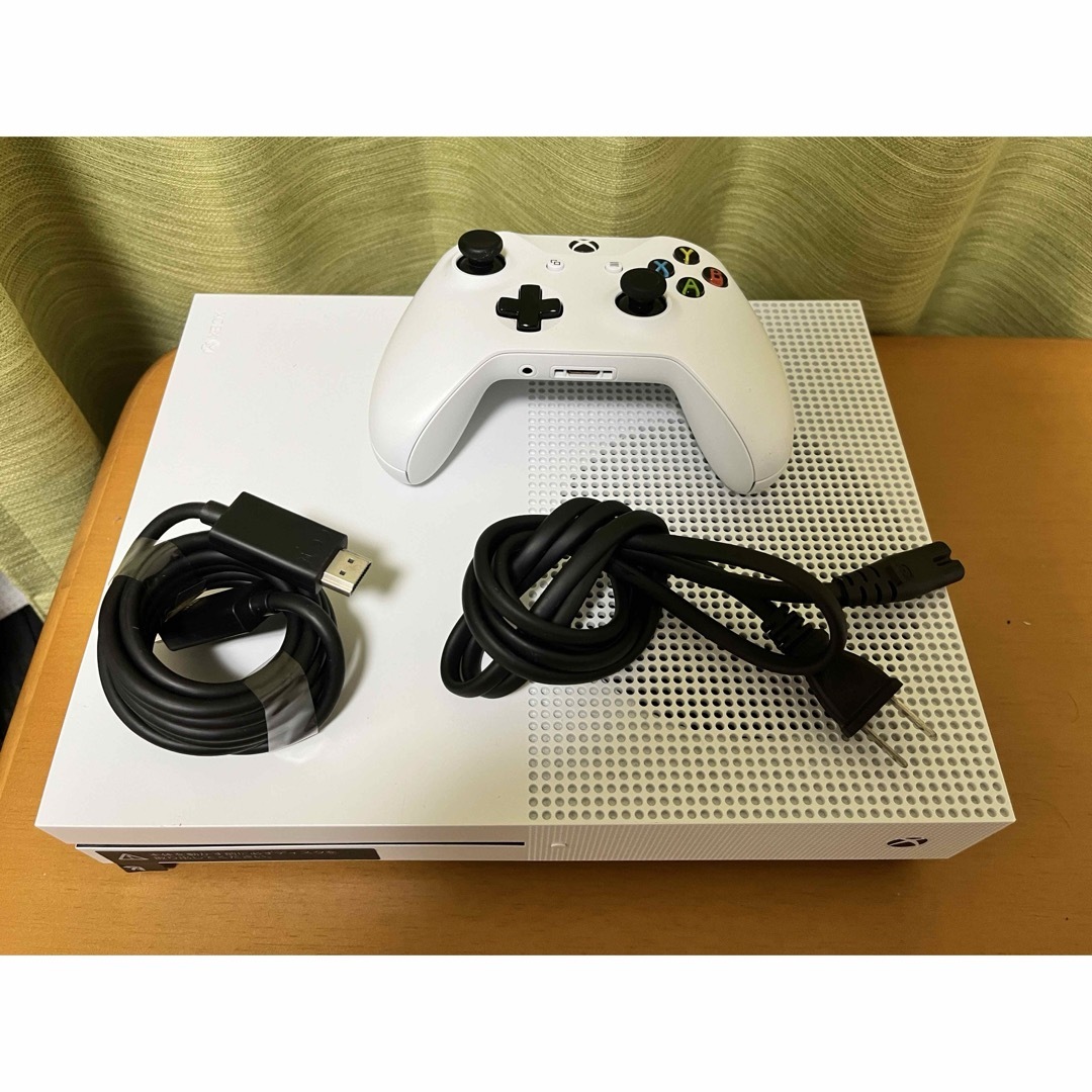 Microsoft(マイクロソフト)の[中古美品]Xbox One S 1TB PUBG同梱 エンタメ/ホビーのゲームソフト/ゲーム機本体(家庭用ゲーム機本体)の商品写真
