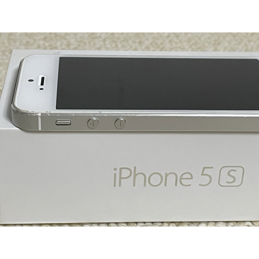 Apple(アップル)のiPhone5s  シルバー　32GB SIMフリー スマホ/家電/カメラのスマートフォン/携帯電話(スマートフォン本体)の商品写真