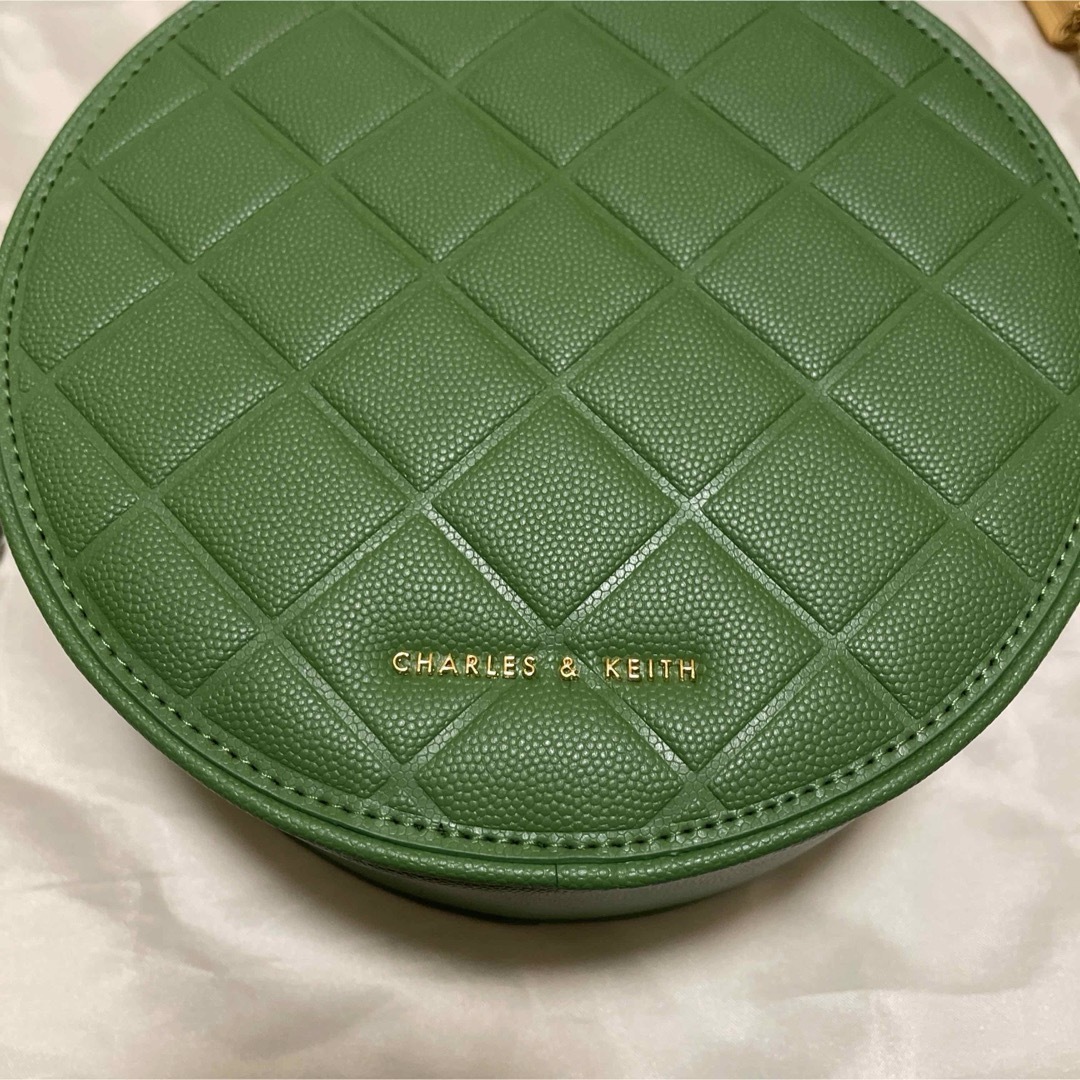 Charles and Keith(チャールズアンドキース)の新品未使用！チャールズアンドキース キルテッド サークルバッグ レディースのバッグ(ショルダーバッグ)の商品写真